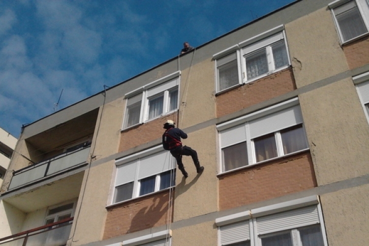 Gyakorlaton a tűzoltóság alpinistái