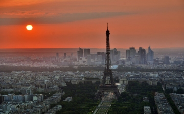 Életbe lépett az éjszakai kijárási tilalom a francia nagyvárosokban 