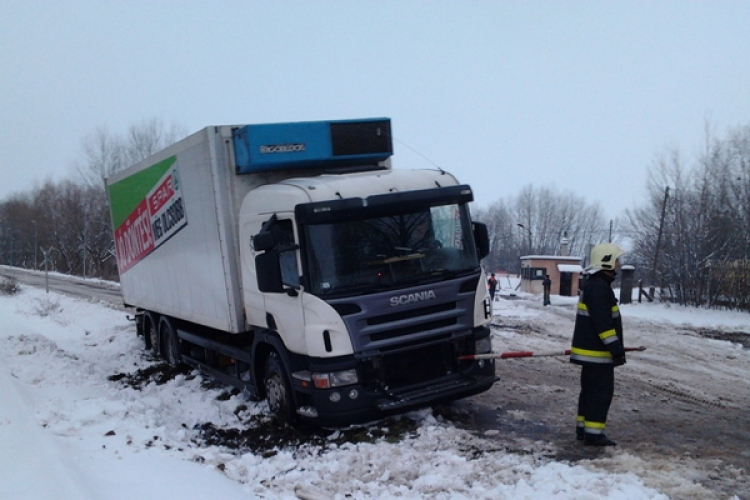 Árokba csúszott egy kamion az Építők útján