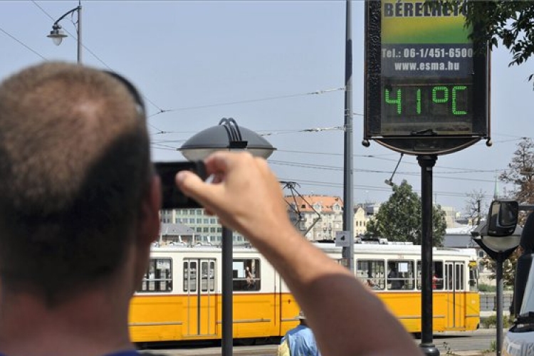 Dupla figyelmeztetés - hőség és felhőszakadás is lesz ma